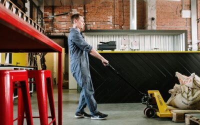 Ręczne paleciaki – niezastąpione urządzenia w logistyce, transporcie, produkcji