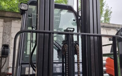 Wózki widłowe z masztami Triplex – jakie parametry wpływają na wybór masztu i jego działanie?