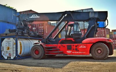 Reach stacker: czym jest i do czego służy?