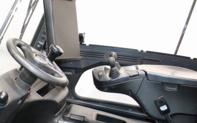 Joystick czy klasyczne dźwignie w wózkach widłowych? Fakty, wady, zalety i zastosowania
